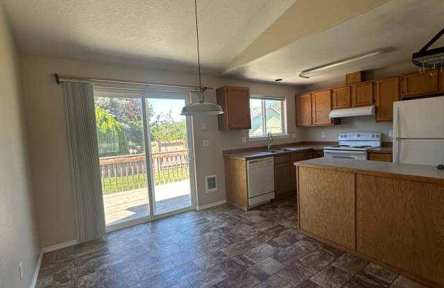 3 Bed 2 Bath Home: Fully Fenced Yard & Convenient Location Gallery 4