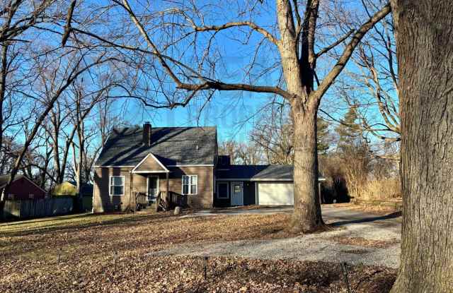 4Bed/2Bath/1-Acre - A Private Oasis and a Touch of Luxury Gallery 1