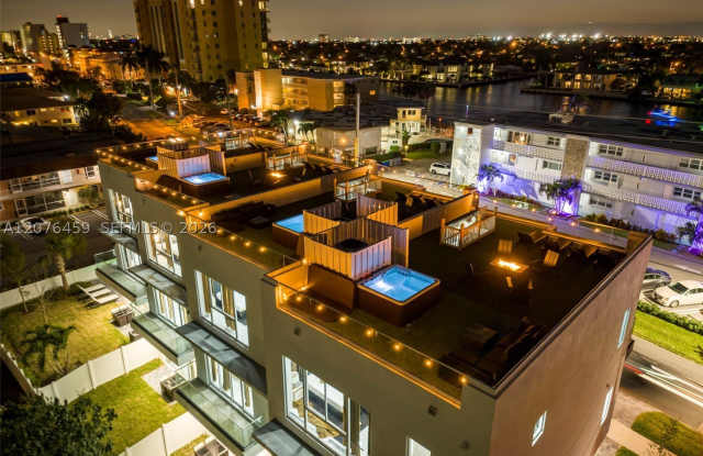 1004 N Riverside Dr Gallery 4