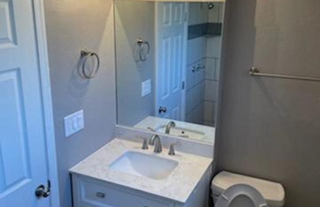 newly renovated 1bd 1 bth unit in phx Gallery 3