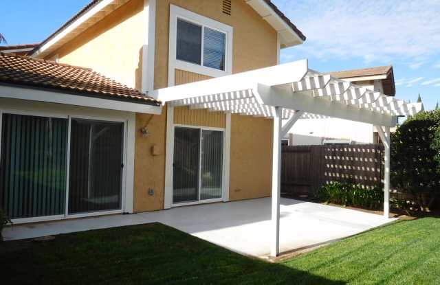 Spacious, 3BD/2.5BA Duplex with Large Fenced Yard: Close to Schools, Golf, Town! Gallery 4