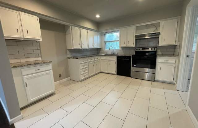 1712 Mockingbird Lane Gallery 4