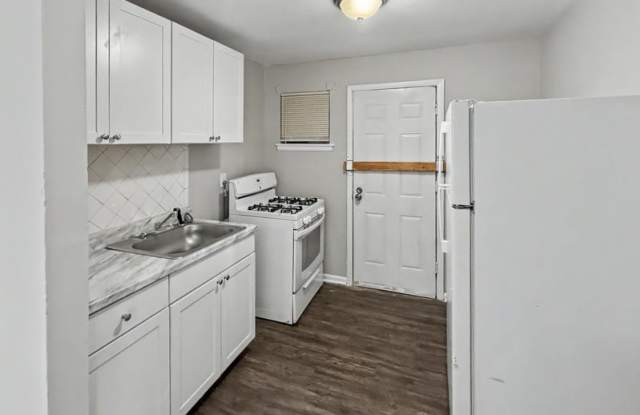 2086 Hubert Avenue - 2 Gallery 4