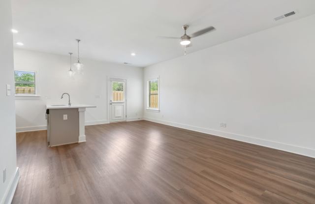 3 bedroom with fenced in backyard! Gallery 4