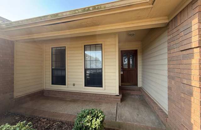 3 Bed 2 Bath House with 2 Car Garage.  Gas Heat & Hot Water. Gallery 3