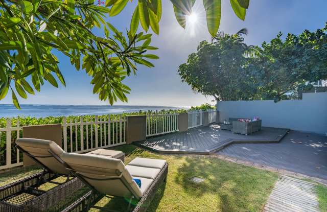 Wailupe Seaside Haven: Beachfront Luxury Home w/ Infinity Pool & City Proximity Gallery 3