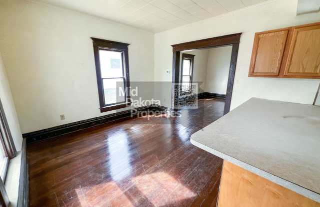 401 W 11th-3 Bedroom House Gallery 4