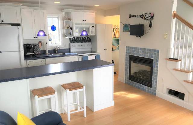 17 Whitten Street - 17 Whitten Avenue, Hampton Beach, NH 03842 17 Whitten Street - 17 Whitten Avenue, Hampton Beach, NH 03842