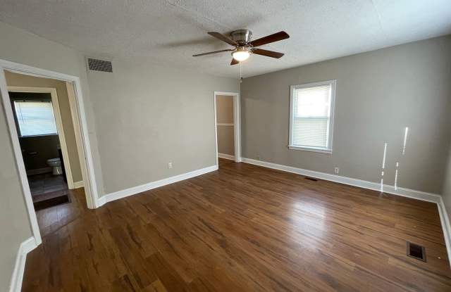 Knoxville 37917 - 2 bedroom, 1 bath home - Contact Lisa Vineyard (865) 216-9334 Gallery 4