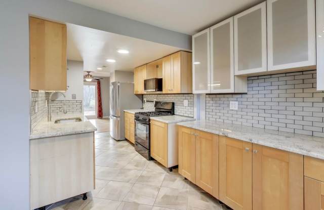 Nicely Remodeled 3 bed / 3.5 BATH's - 3 level brick TH in sought after Columbia on a premium lot Gallery 4
