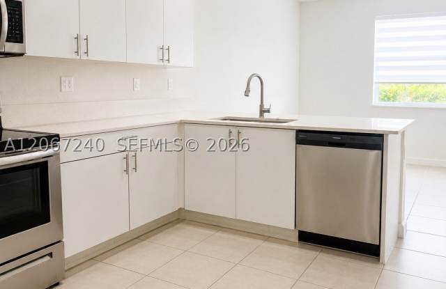 2639 SE 10th St Gallery 2