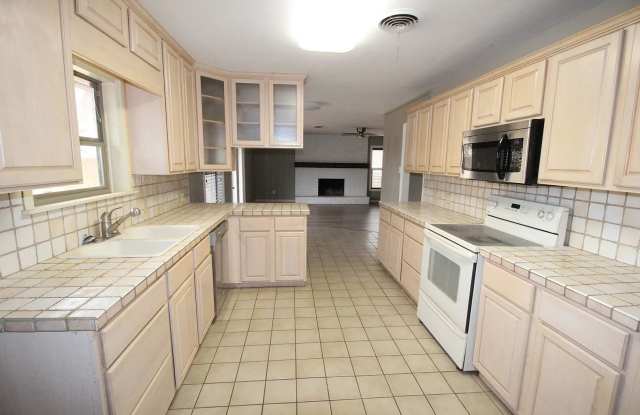 4 bedroom 3 bathroom house in prime location! photos photos