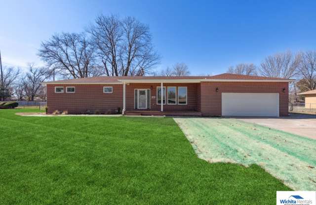 Large 3 bedroom Ranch home - 2351 North Roosevelt Court, Wichita, KS 67220