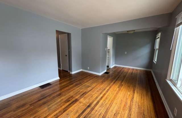Christian Park 3 Bed 1 Bath with garage Gallery 3