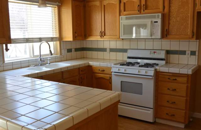3 Bedroom, 2 bathroom Home in South West Visalia off of Caldwell and Dans Gallery 1