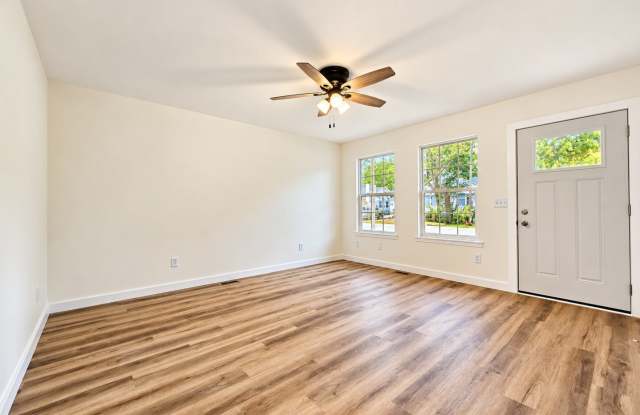 2 Bed | 2 Bath | 1 Car Garage Home! 1000 sqft located in Springfield! Gallery 3