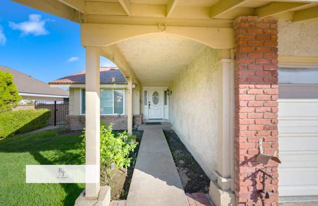 Beautiful Remodeled 4-Bedroom Home in a Golf Course Community! Gallery 3
