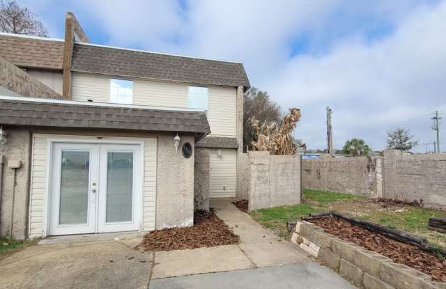 8130 Lillian Hwy Pensacola. MOVE IN SPECIAL!! Waived $350 Cleaning Fee!!!!! - 8130 Lillian Highway, Myrtle Grove, FL 32506