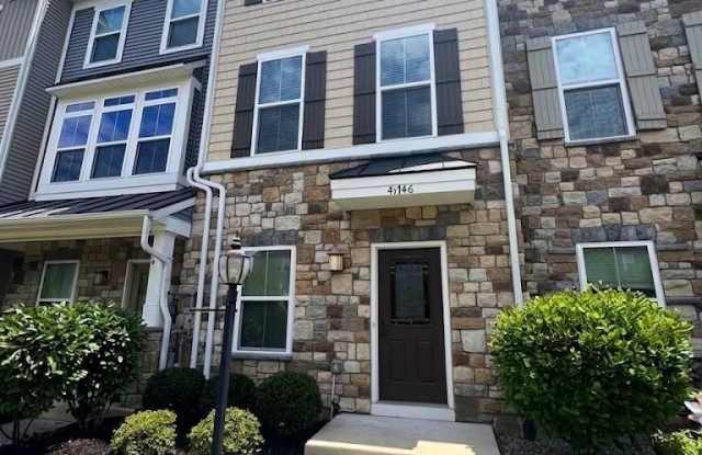 41746 MCMONAGLE Square photos photos