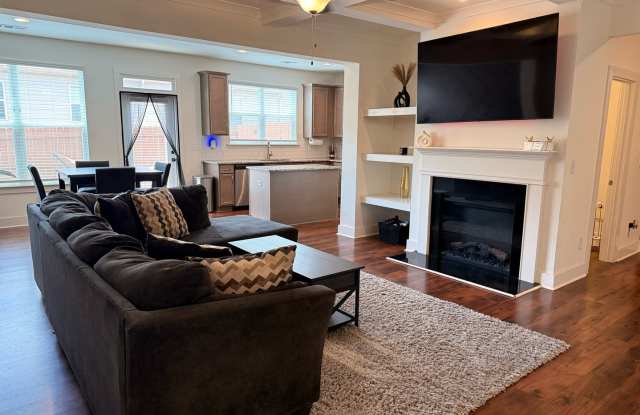 Spacious 3BR Townhome in Fairburn Gallery 4