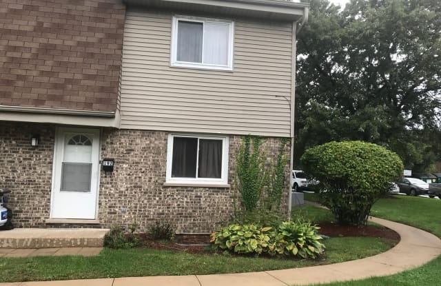 192 Surrey Drive - 192 Surrey Drive, Glen Ellyn, IL 60137