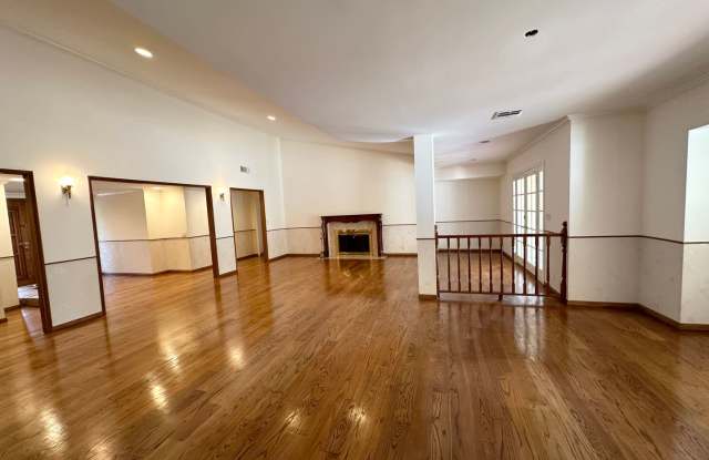 6 Bedroom + 4 Bathroom - Single Level Living, Perfect for Multi Generational Family, Large Yard Gallery 4