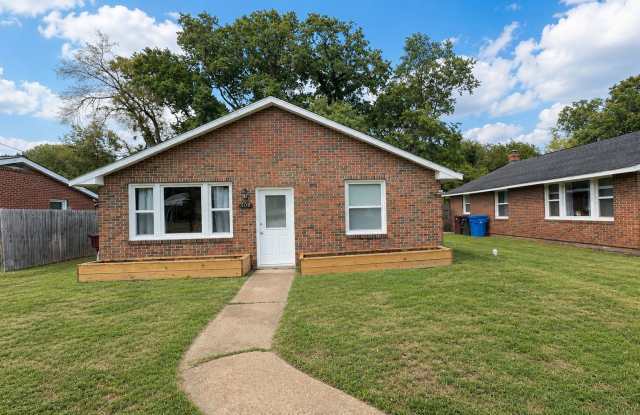 Well-Maintained 3-Bedroom Home with Fenced Backyard & Assigned Parking in Central Chesapeake photos photos