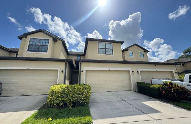 Charming 3-Bed Townhouse with Lake View  Community Pool in Saint Cloud, FL! photos photos