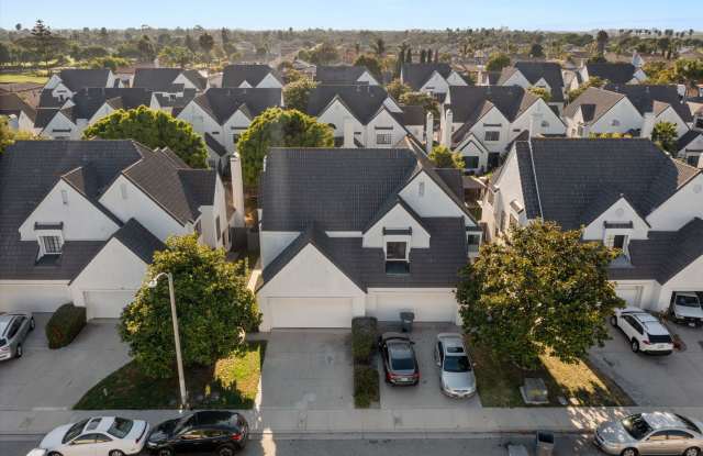 Renovated 2bed x 2.5bath Townhouse with Private Patio & 2-Car Garage Gallery 3