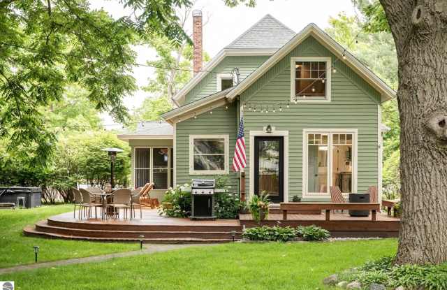 828 Washington Street - 828 Washington Street, Traverse City, MI 49686