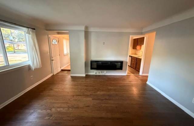 FOR RENT – 3 Bedroom Brick Ranch in Dearborn Heights | $1900./Month | (313) 429-3244 Gallery 4