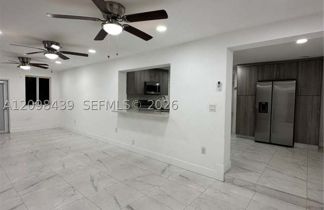 380 W 32nd St Gallery 4