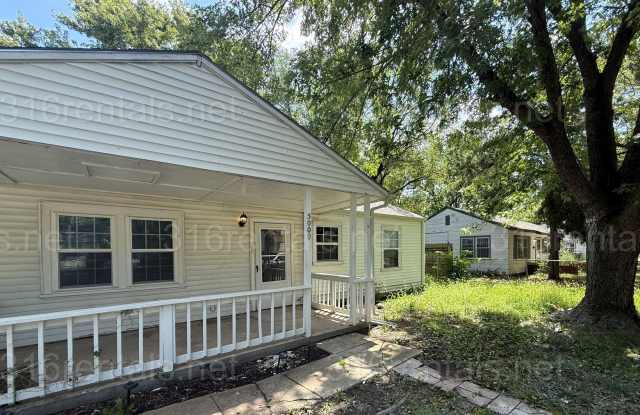 $1145 - 4 bedroom / 1 bathroom - Single Family Home - 5000 Hemlock Avenue, Oaklawn-Sunview, KS 67216