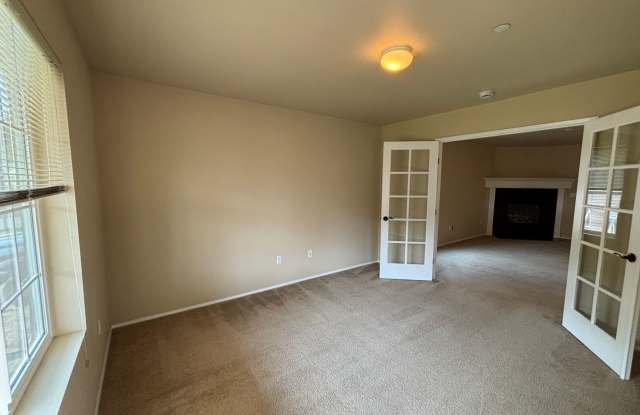 4 BR, 2.5 Bath + Loft DuPont Home Gallery 4