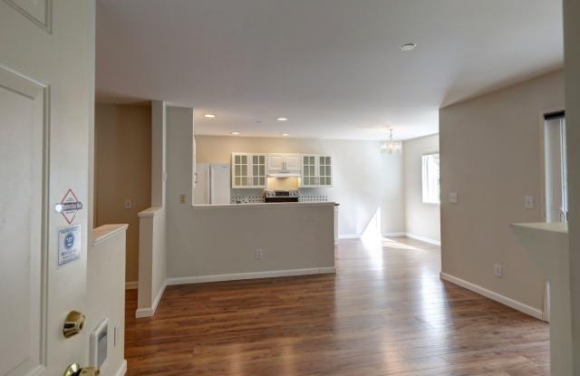 Lovely Ground Floor 2 Bedroom/1.75 Bath Lynnwood Condo! Gallery 2