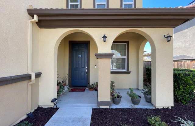 Gorgeous 4 Bed Located in Great Gated Community Gallery 3