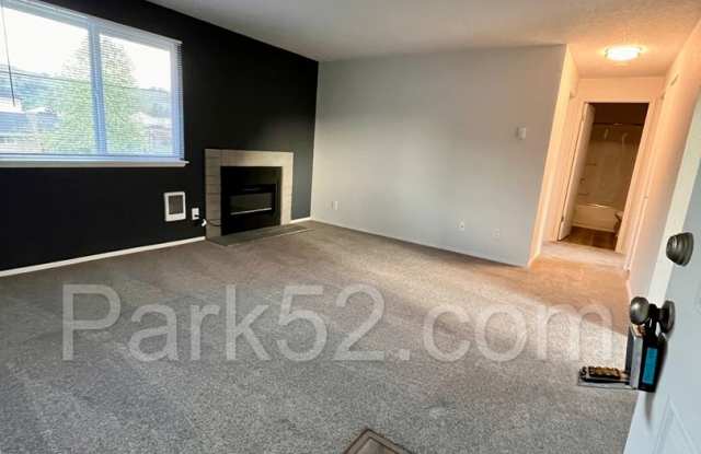 Remodeled 2 Bedroom 1 Bathroom Upper Level Apartment Gallery 3