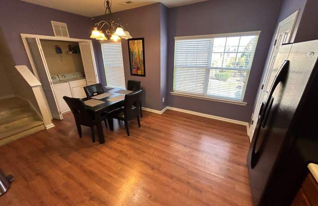 Room in 3 Bedroom Home at Linden Park Ln Gallery 4