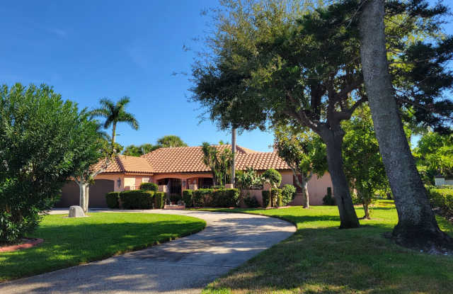 SEASON / SHORT-TERM Large 4/3 canal home with heated pool Gallery 3