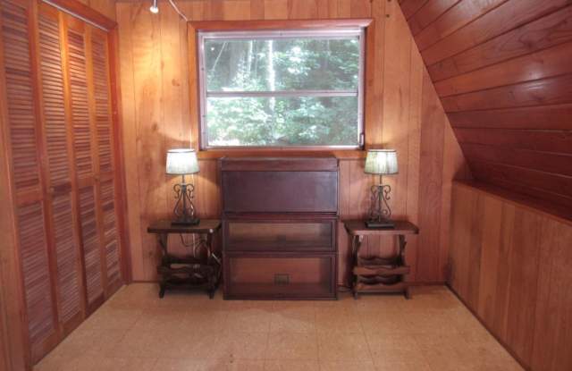 $1,650 - 2 Bedroom / 1.5 Bath Unfurnished A-Frame Cabin with a View of Glenville Lake Gallery 4