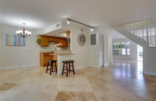3905 SW 67th Ter - 3905 Southwest 67th Terrace, Davie, FL 33314