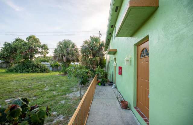 1009 S Federal Highway Gallery 2
