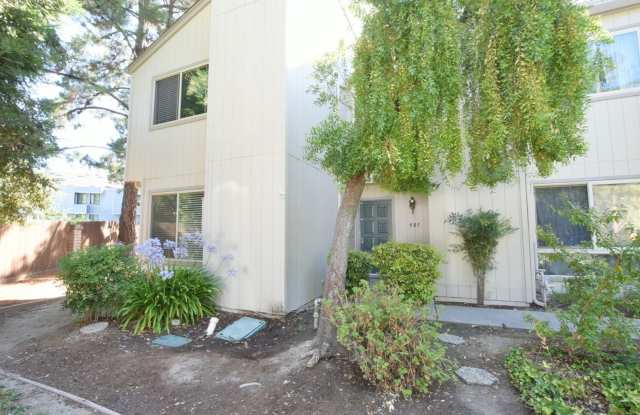 Beautiful 3 Bedroom 2.5 Bath End Unit Townhouse Near Willow Glen! - 985 Lakeshire Court, San Jose, CA 95126