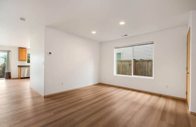 4 Bedroom Sammamish Retreat with Cascade Views and  Private Backyard Gallery 4