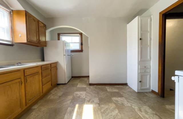 101 N Dill St - The Ultimate Student House: 5 Beds, 3 Baths, Pet Friendly Gallery 1
