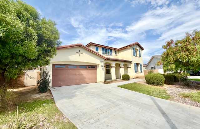 Spacious 4 Bedroom Home in The Lakes Gated Community with SOLAR, Open-Concept Living & Loft Gallery 3