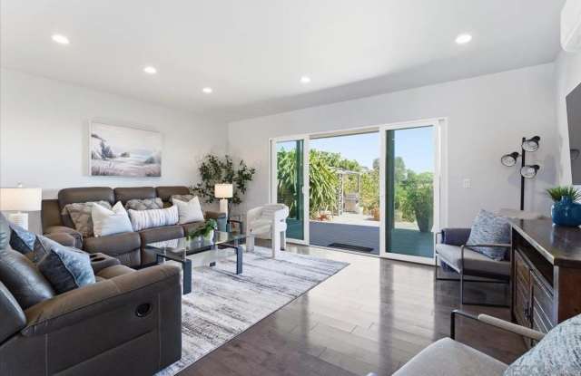 5447 Soledad Rd Gallery 4