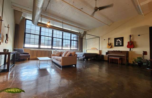 Downtown Saint Paul DREAM Loft- Close to work, coffee, bars, restaurants, and light rail - 500 Robert Street North, St. Paul, MN 55101