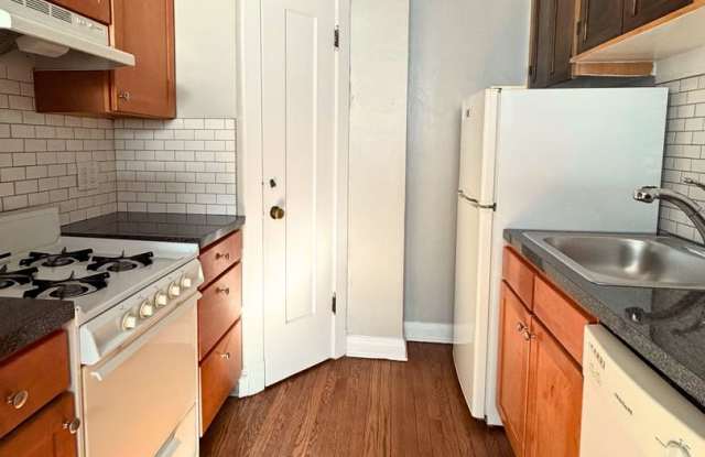 XL Edgewater Studio w/ Heat & Cooking Gas Included - Cat Friendly! Gallery 2
