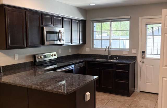 **WONDERFUL & SPACIOUS 3 BEDROOM/2.5 BATHROOM TOWNHOUSE IN CHANDLER (RAY & MCQUEEN)** photos photos